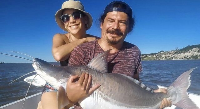 Salieron a pescar en familia y obtuvieron dos patíes gigantes