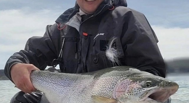 Esta trucha de seis kilos se gritó como un gol de Messi en un lago de Neuquén