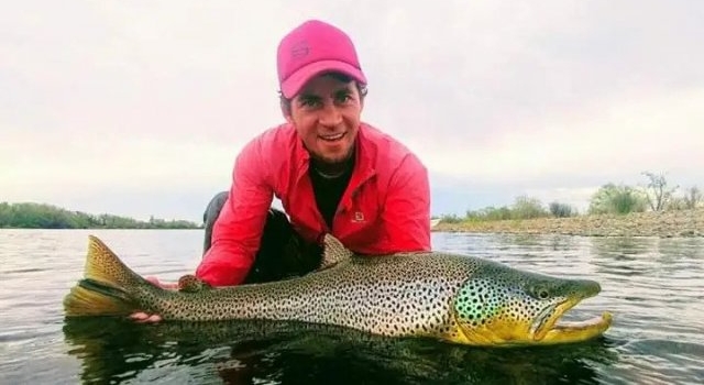 Los torpedos del Limay Medio: así pescaron estas truchas gigantes en una joya de la Patagonia