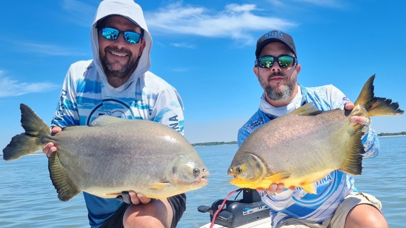 Sergio Revilla y Ezequiel Fusero, pesca de pacu en Itá Ibaté, Corrientes.
