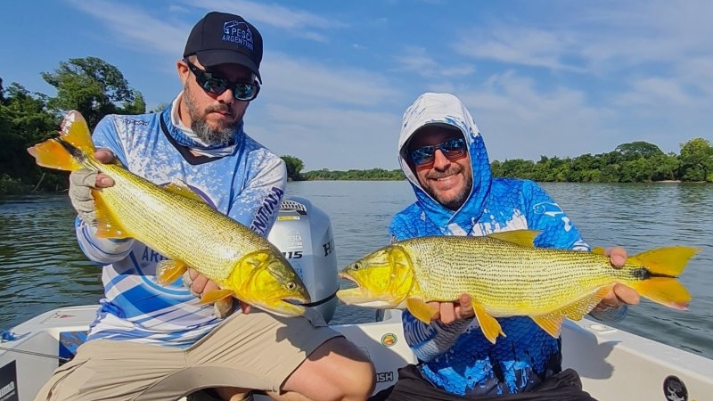 Sergio Revilla y Ezequiel Fusero, pesca de dorados en Itá Ibaté, Corrientes.