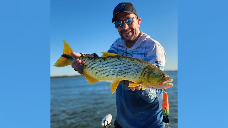 Sergio Revilla en pesca de dorados en Itá Ibaté, Corrientes.