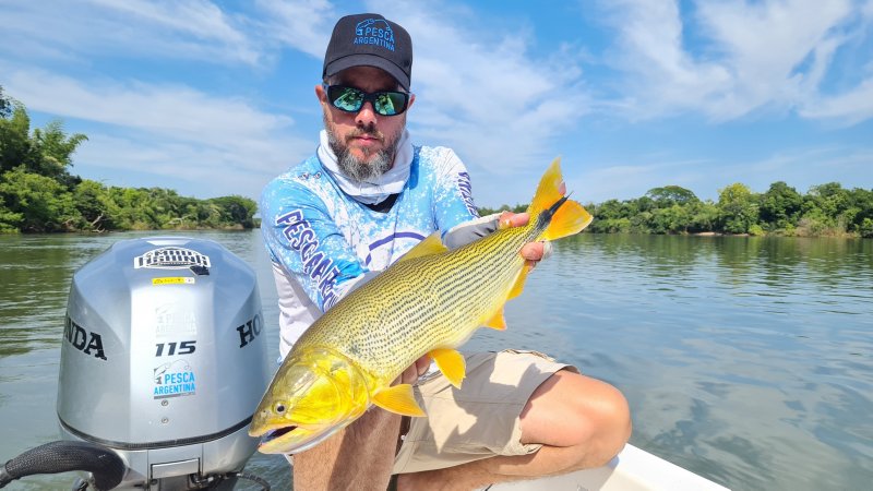 Ezequiel Fusero en pesca de dorados en Itá Ibaté, Corrientes.