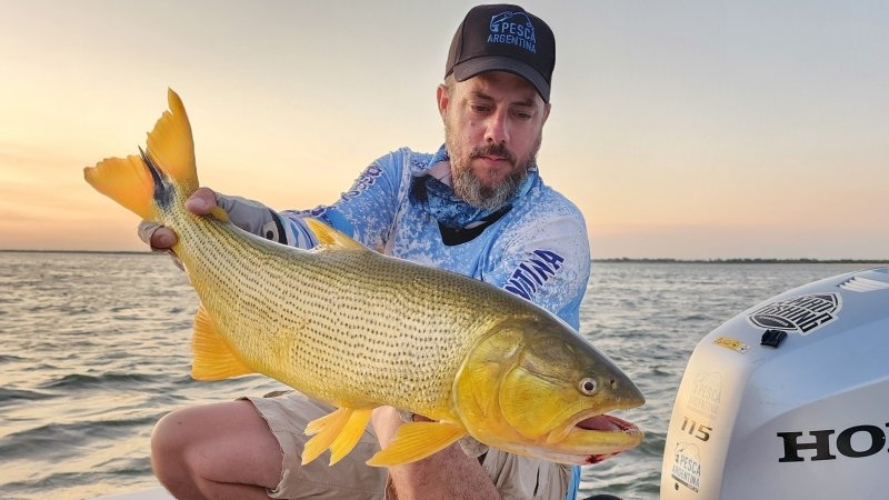 Ezequiel Fusero, pesca de dorados en Itá Ibaté, Corrientes.