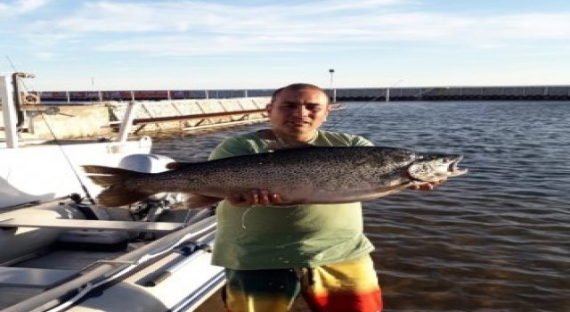 Un neuquino pescó una trucha de más de 9 kilos