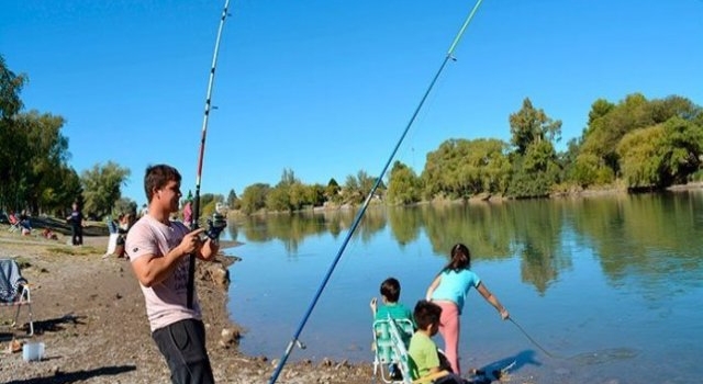 Más de 180 jóvenes y niños pescaron en el río Colorado