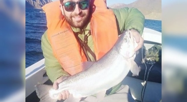 Un pescador sacó una trucha “gigante” de casi 5 kilos en el dique Punta Negra
