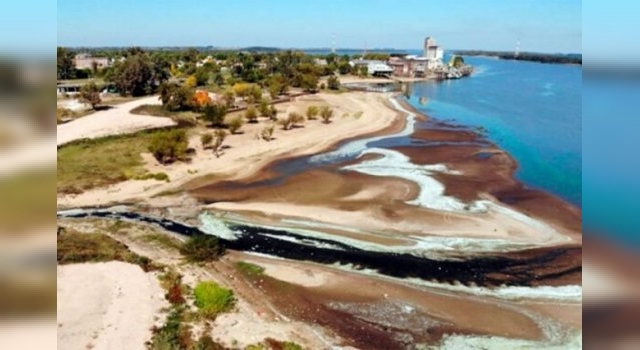 LA BAJANTE DEL RÍO EN URUGUAY DEJO AL DESCUBIERTO UNA GRAN MANCHA NEGRA DE CONTAMINACION