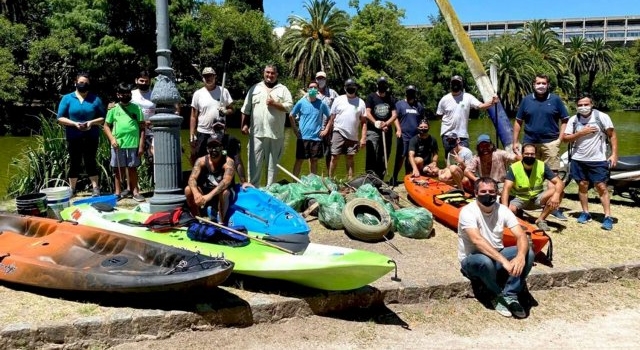 Voluntarios ayudan a conservar los espejos de agua platenses
