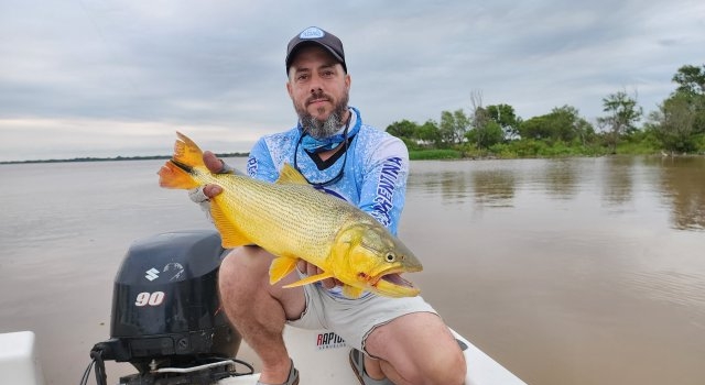 Ezequiel Fusero - Pesca de dorado en Empedrado, Corrientes