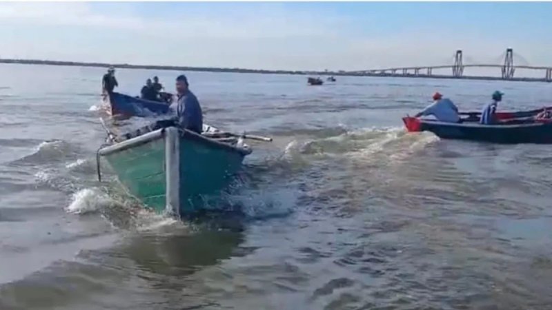 Denuncian que m&aacute;s de 20 canoas cercaron a Prefectura durante un control