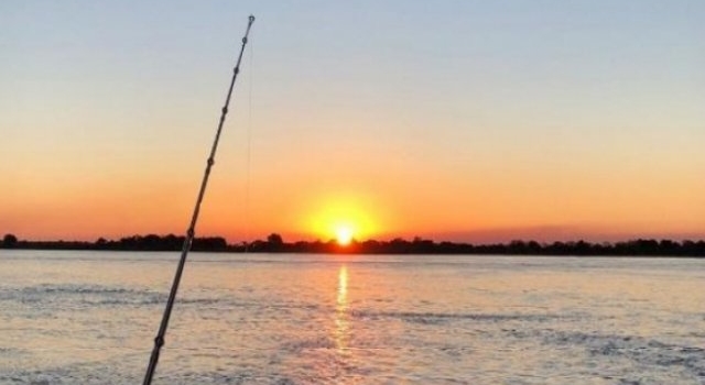 Prohíben la pesca desde puentes y diques y sancionarán a infractores