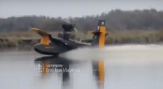 Video: aeronave descendió en una laguna y casi aplasta a pescadores