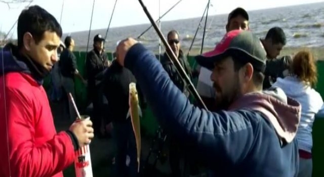 Unos mil pescadores le dieron color al torneo del pejerrey en la costa de Punta Lara