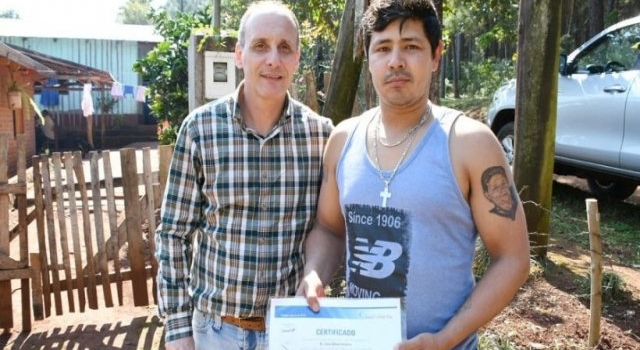 EBY entrega reconocimientos a dos pescadores que colaboran con el programa de marcación de peces